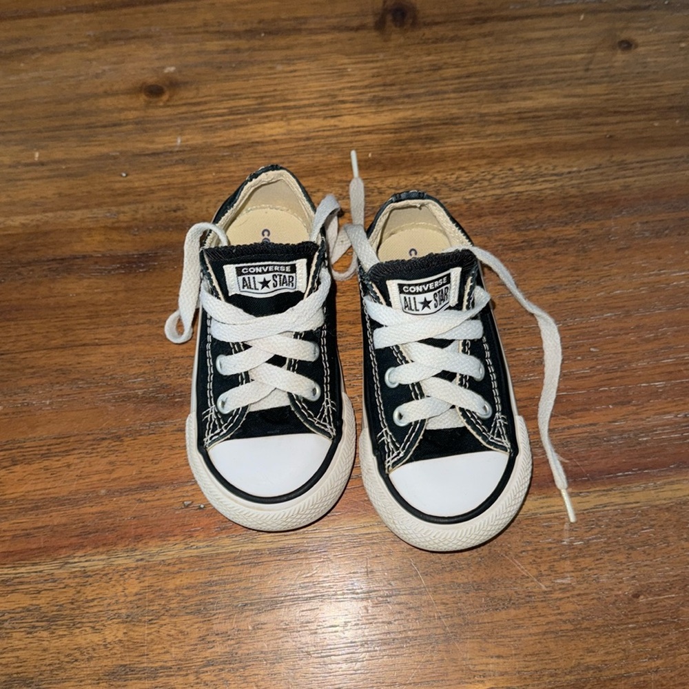 Unisex black low converse.